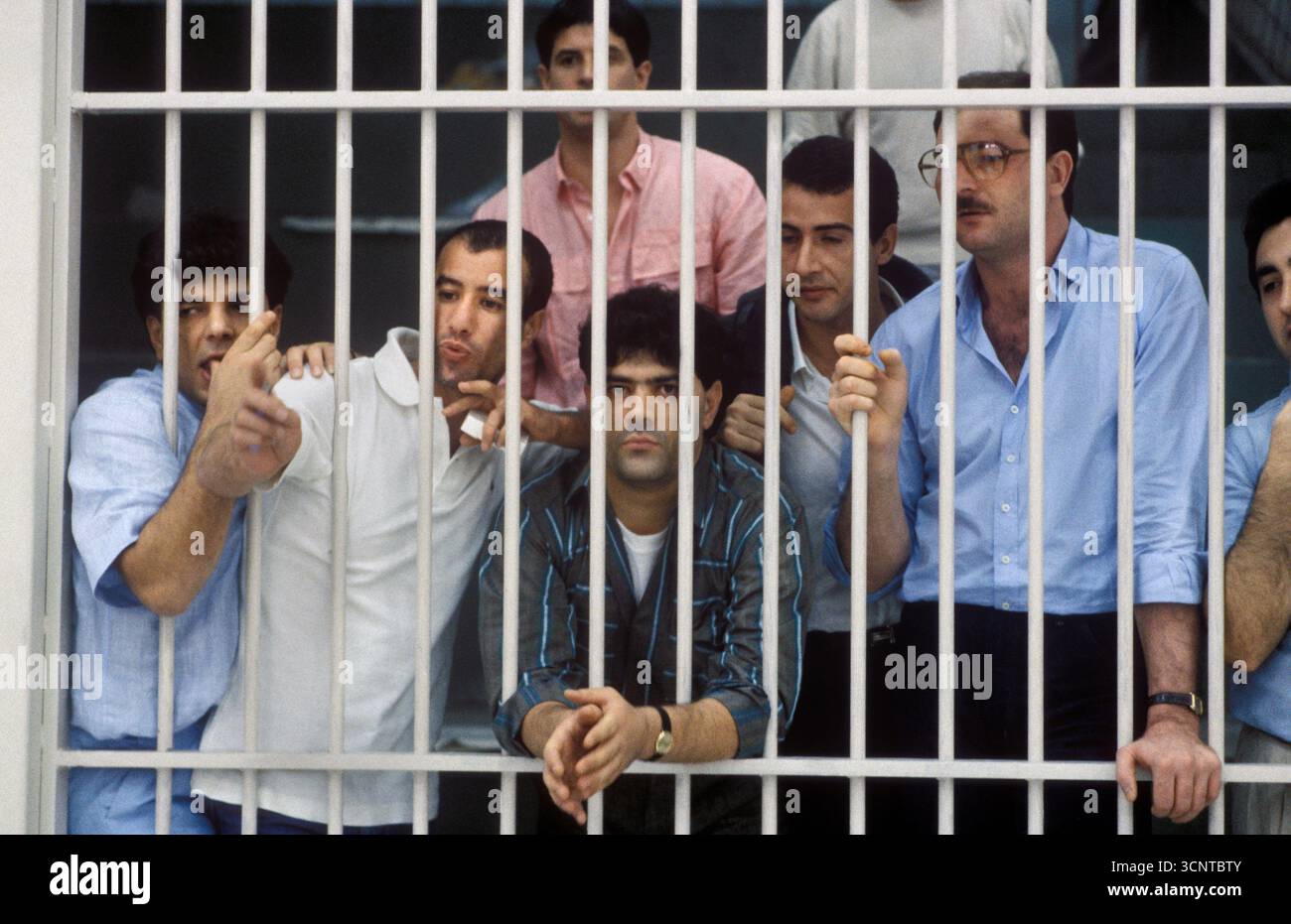 Un processo a Camorra Mafia a Napoli negli anni '1980. Un'aula speciale di alta sicurezza nella prigione di Poggioreale. Dove 640 membri della banda Camorra sono sotto processo. I criminali sono processati per crimini, tra le altre cose, per reati di droga. Gli uomini in gabbia attendono il loro turno per essere processati. Napoli, Italia 1985. Italia degli anni '1980, HOMER SYKES Foto Stock