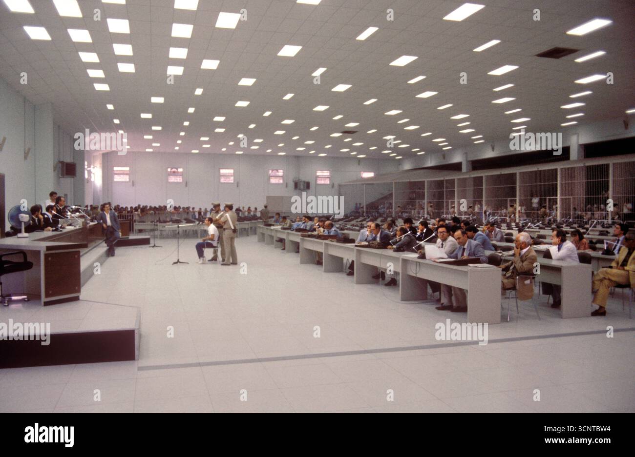 Processo Camorra Mafia a Napoli. Un'aula speciale di alta sicurezza nella prigione di Poggioreale. Dove 640 membri della Camorra sono stati processati. Erano presenti 300 avvocati e più di 1.000 poliziotti. Napoli, Italia 1985. Italia degli anni '1980, HOMER SYKES Foto Stock