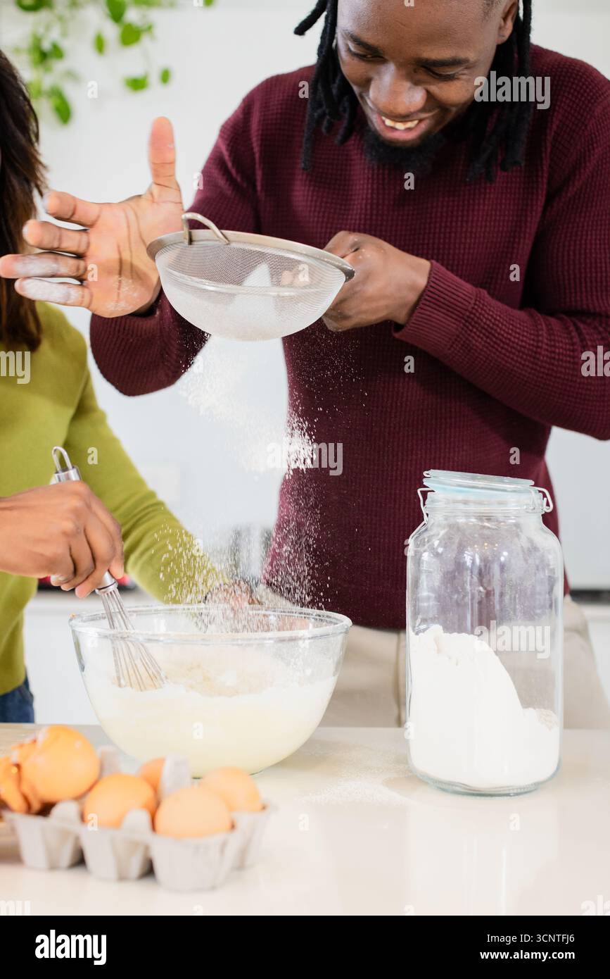 Varie coppie di frullatori e farina setacciata sul piano di lavoro in cucina con setaccio e spazio per copiare Foto Stock
