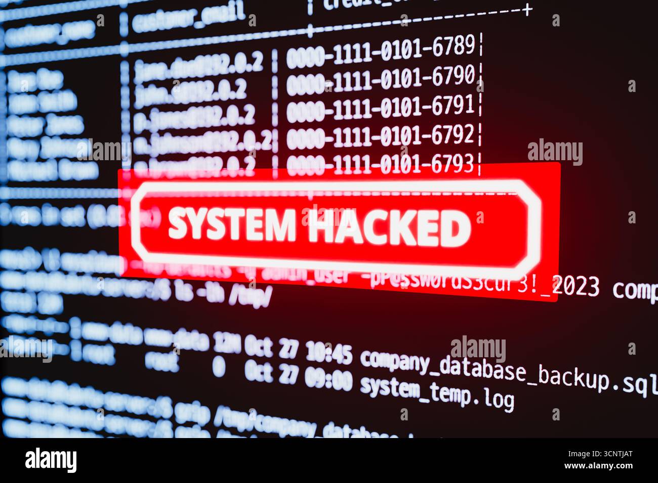 Sistema violato: Avviso rosso sullo schermo di un computer che mostra dati rubati. rendering 3d. Foto Stock