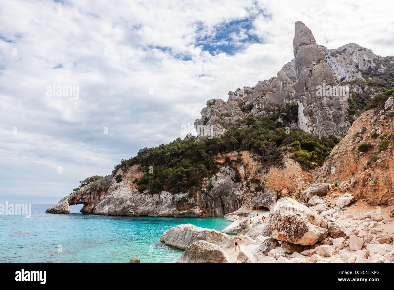 Meraviglioso mare mediterraneo cristallino sulla costa orientale della Sardegna, Italia. Favolosa acqua color smeraldo turchese e splendide scogliere. Foto Stock