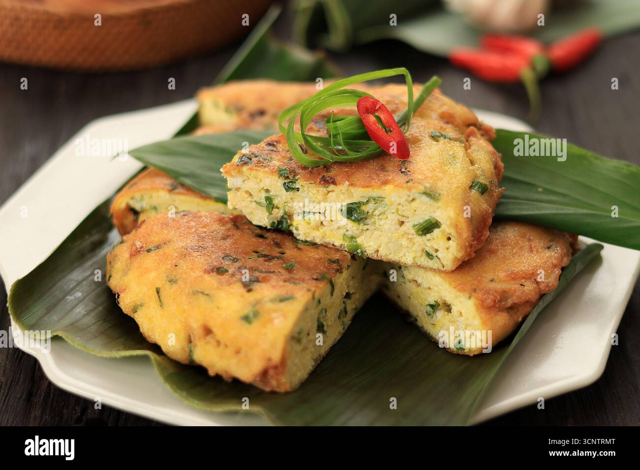 Telur Dadar Padang, Telor Dadar o Spicy Omelette, un piatto originario di Sumatra occidentale, Indonesia. Foto Stock