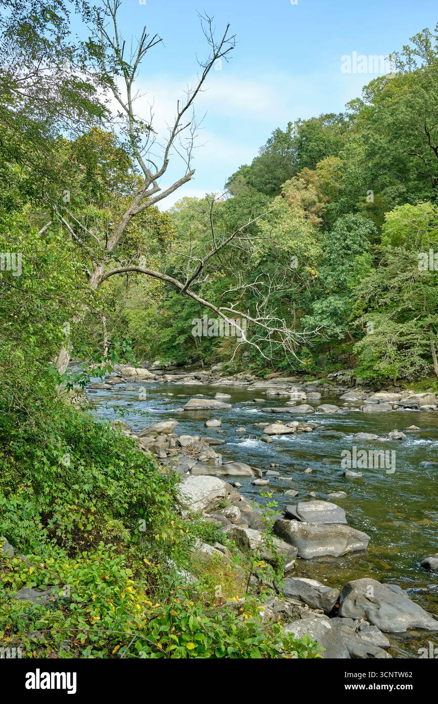 Brandywine Creek scorre oltre lo storico museo Hagley di Wilmington, Delaware, con vedute panoramiche dell'acqua nel primo patrimonio industriale americano. Foto Stock