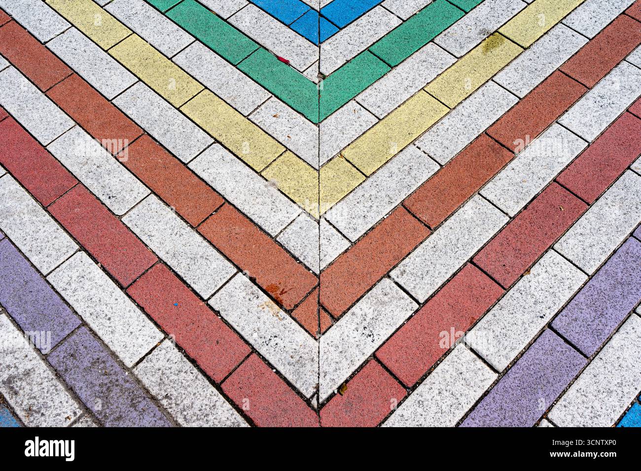 Miami Beach, Stati Uniti. 22 settembre 2025. Le passeggiate a piedi Pride sono ancora visibili all'incrocio tra Ocean Dr. E 12th Street. Il Dipartimento dei trasporti della Florida sotto la direzione del governatore Ron DeSantis ha ordinato la rimozione di tutte le balestre arcobaleno nello stato. Miami Beach sta combattendo la regola in tribunale e i loro sono uno degli unici incroci rimasti su cui non hanno dipinto. Credito: SOPA Images Limited/Alamy Live News Foto Stock