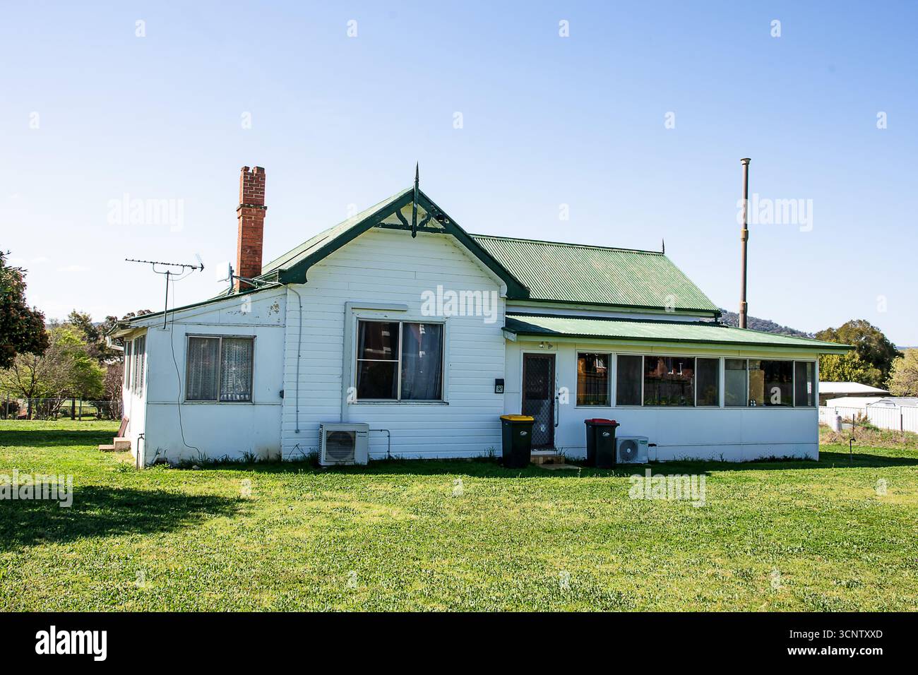 Bungalow doppio frontedweatherboard con magra aggiunta e veranda murata dentro. Casa di campagna australiana del nuovo Galles del Sud. Foto Stock