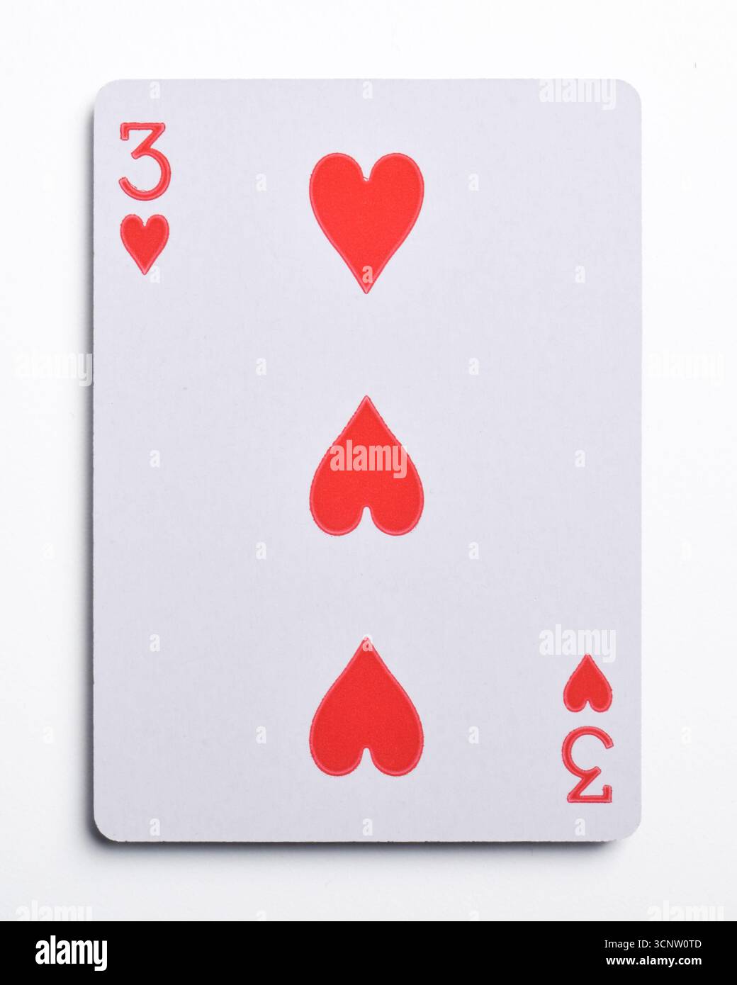 Tre cuori che giocano a carte, isolati su sfondo bianco Foto Stock