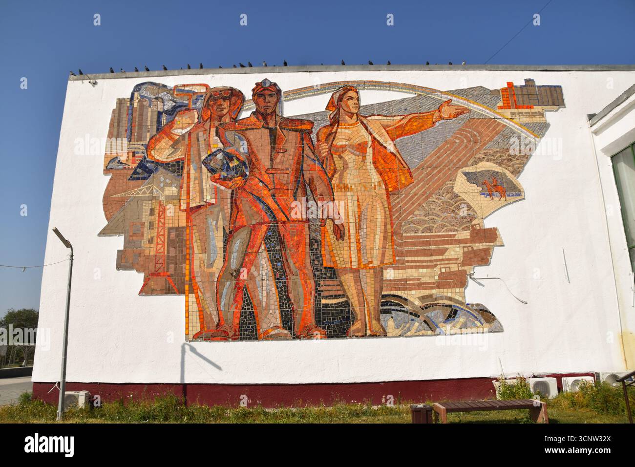 Murale sovietico su un edificio a Karaganda, Kazakistan Foto Stock
