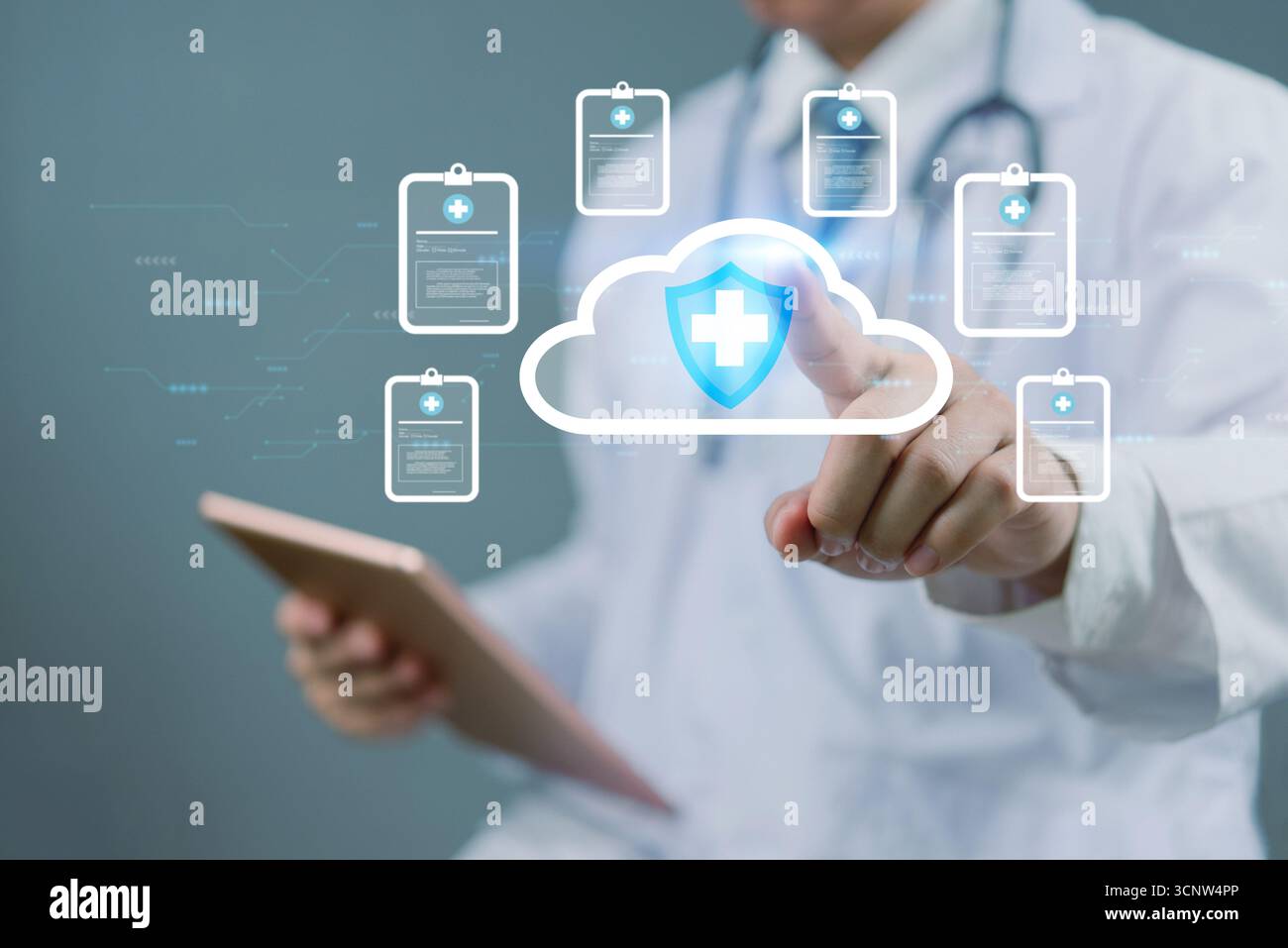 Medico che utilizza un tablet digitale per accedere alle cartelle cliniche su cloud storage. Il professionista del settore sanitario toccherà l'icona del cloud virtuale per la condivisione sicura dei dati e Foto Stock