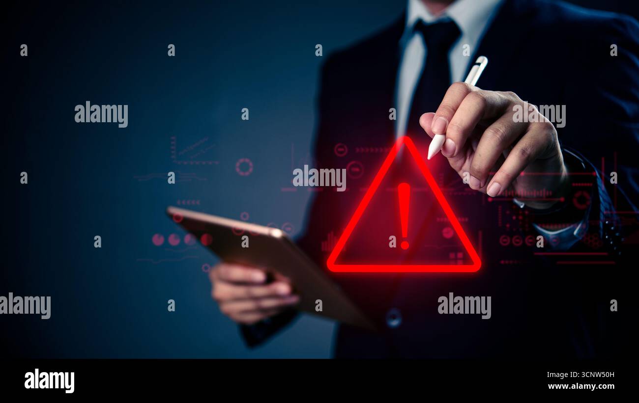 Concetto di cyber-avviso aziendale con simbolo triangolare luminoso. Rappresenta un avviso, un errore, un rischio di sistema e problemi di sicurezza informatica relativi a violazioni dei dati e. Foto Stock