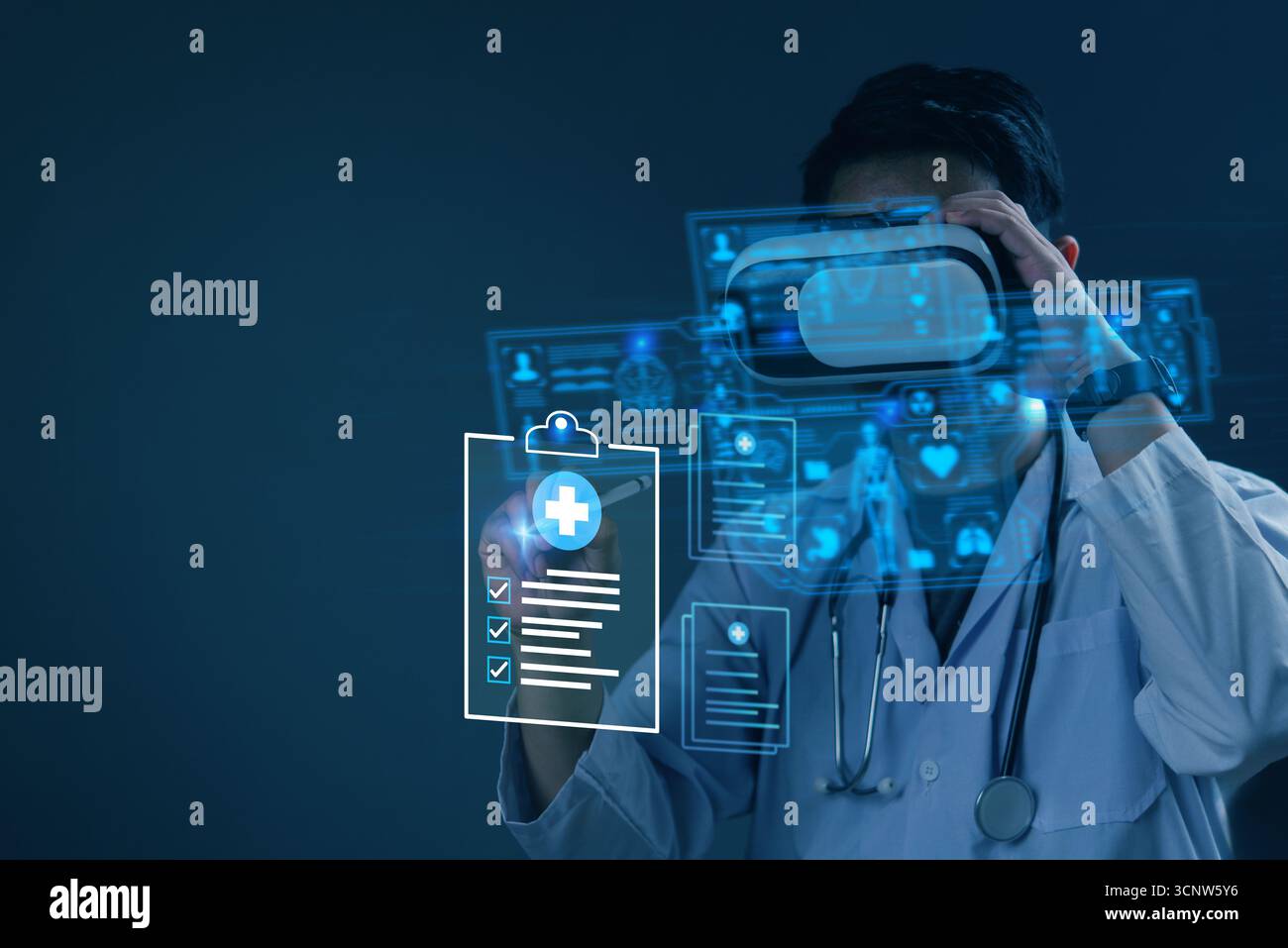 Medico che indossa un visore VR per realtà virtuale mentre interagisce con futuristici display di dati medici. Tecnologia per l'assistenza sanitaria concettuale, intelligenza artificiale e tr digitale Foto Stock