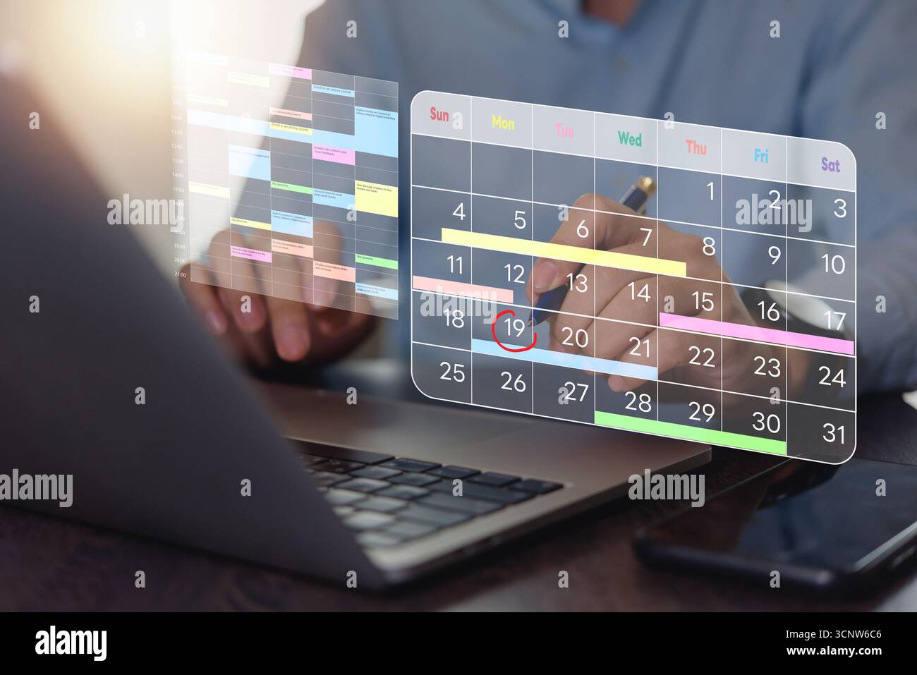 Pianificazione di un uomo d'affari con calendario digitale sul laptop. gestione del tempo, pianificazione mensile, monitoraggio della produttività. Spazio di lavoro professionale, Foto Stock