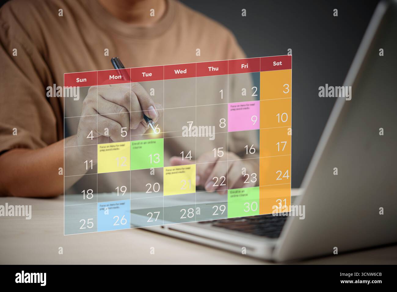 persona che utilizza un calendario digitale attività e pianificare il lavoro. Gestione del tempo, produttività e pianificazione online. Il lavoro remoto del calendario e gli strumenti digitali Foto Stock