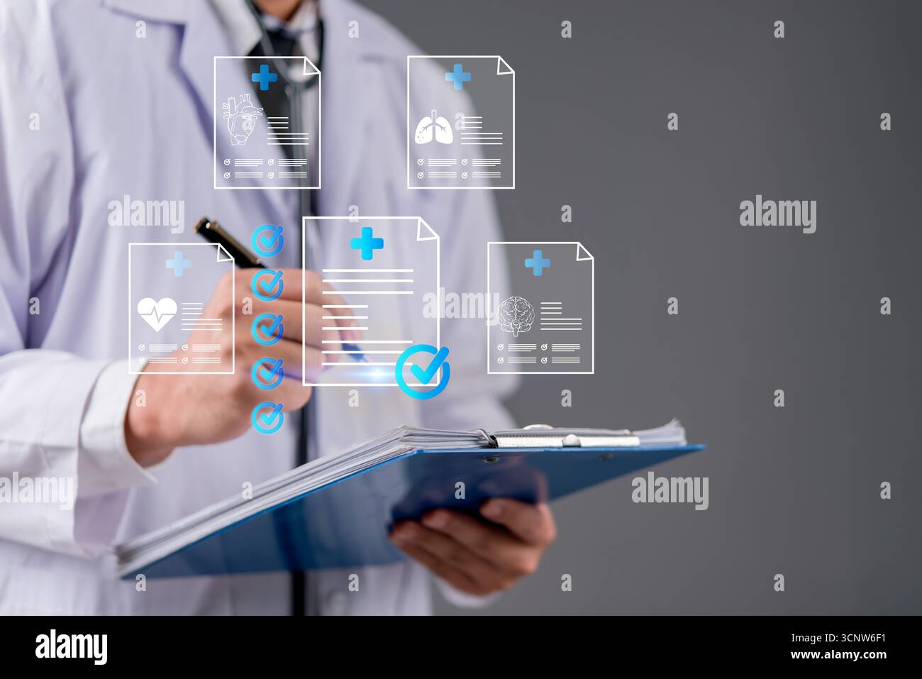 Medico che analizza i dati digitali dei pazienti cartella clinica informazioni EHR, dati clinici, liste di controllo e report diagnostici degli organi Foto Stock