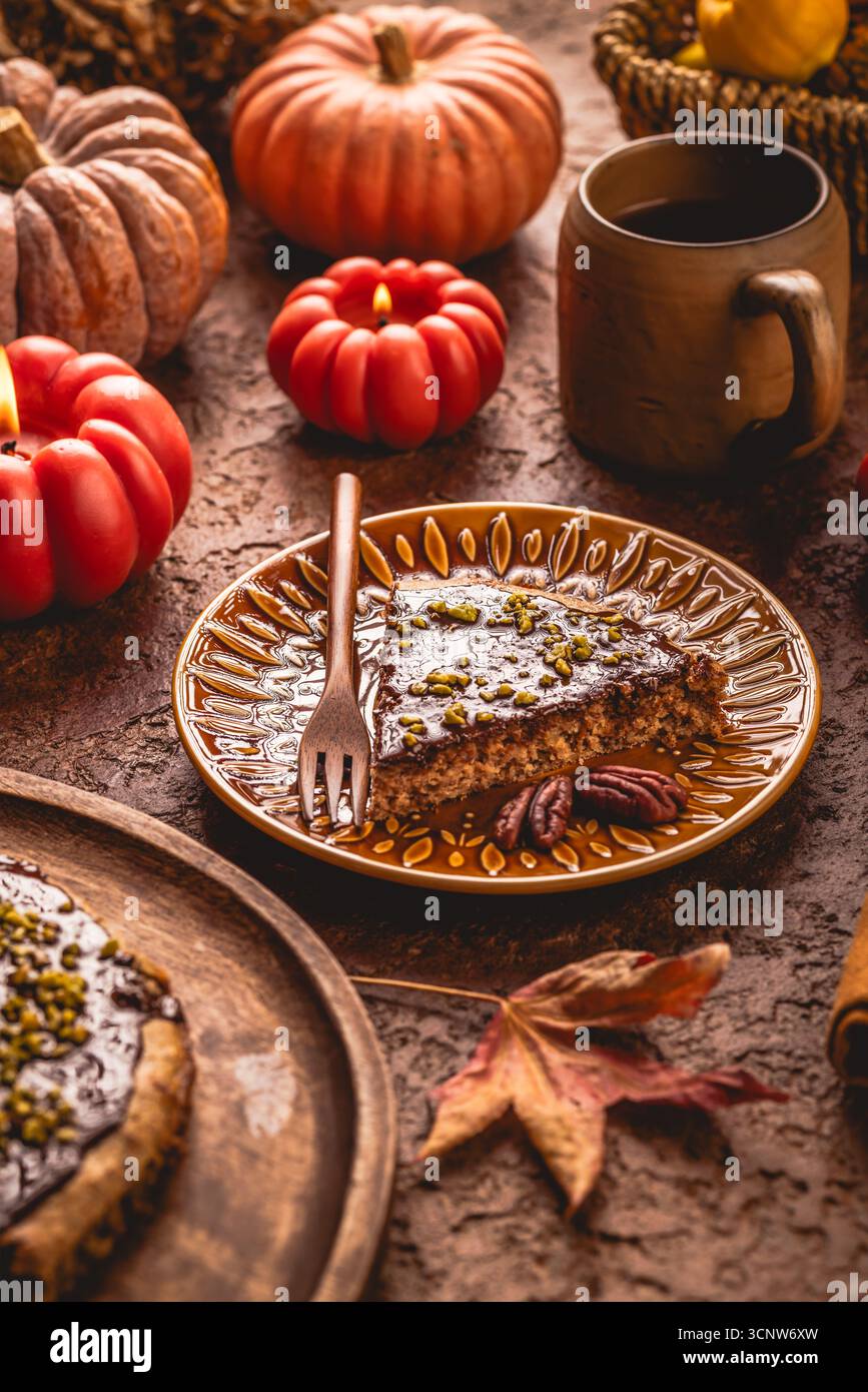 Torta di zucca autunnale appena sfornata con noci e ganache Foto Stock
