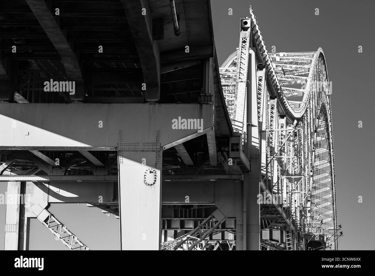 Vista in bianco e nero del Runcorn Widnes Bridge, noto anche come Silver Jubilee Bridge Foto Stock