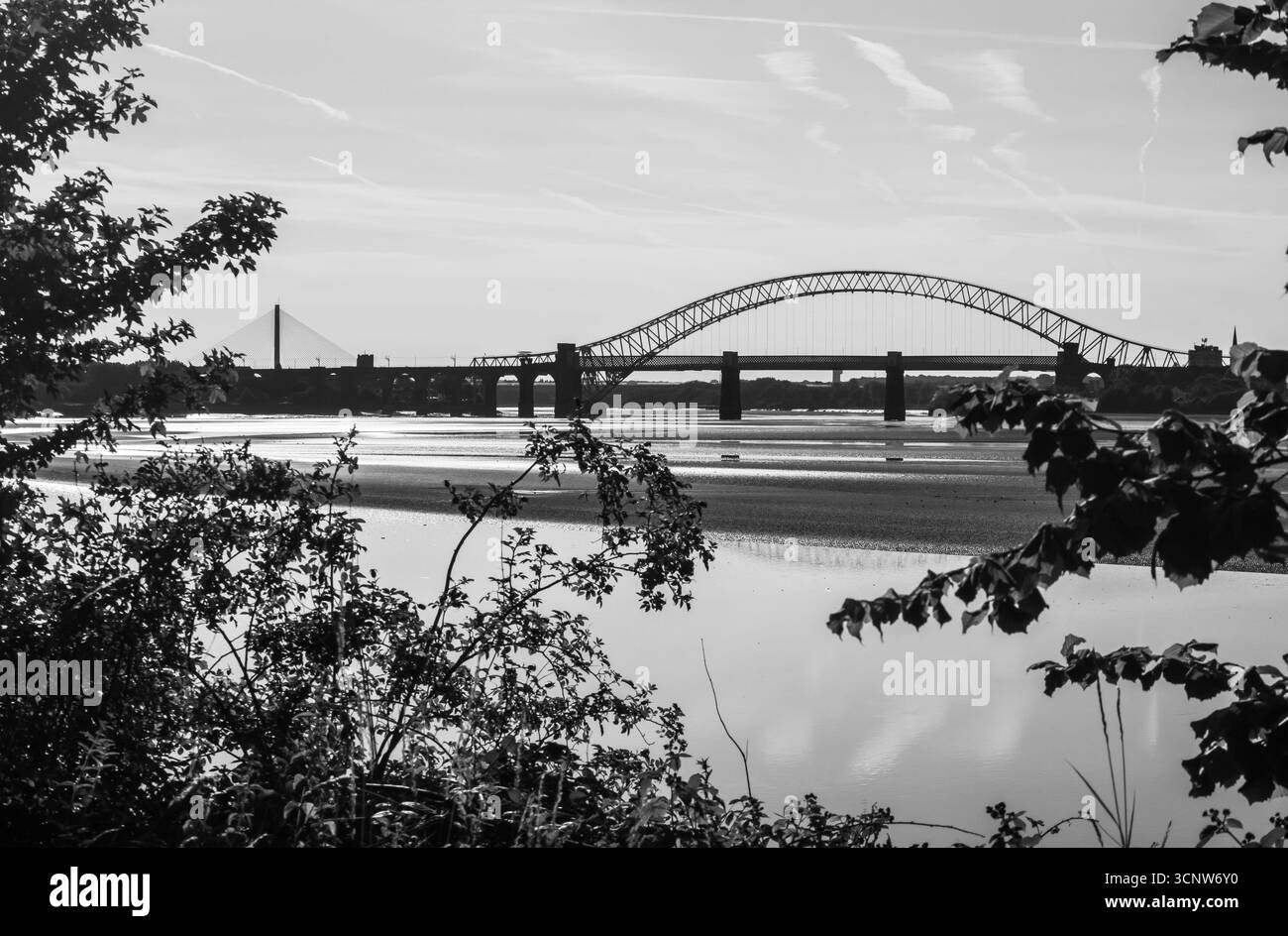 Vista in bianco e nero del Runcorn Widnes Bridge, noto anche come Silver Jubilee Bridge, che attraversa il fiume Mersey Foto Stock