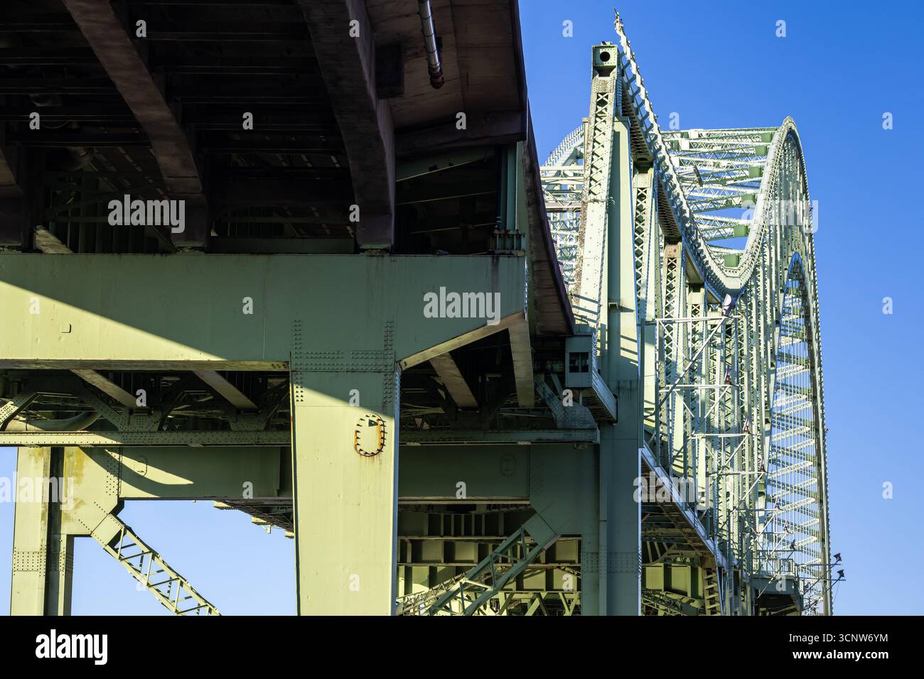 Vista da sotto il Runcorn Widnes Bridge, noto anche come Silver Jubilee Bridge, mostra la sua struttura in acciaio e il design ad arco Foto Stock