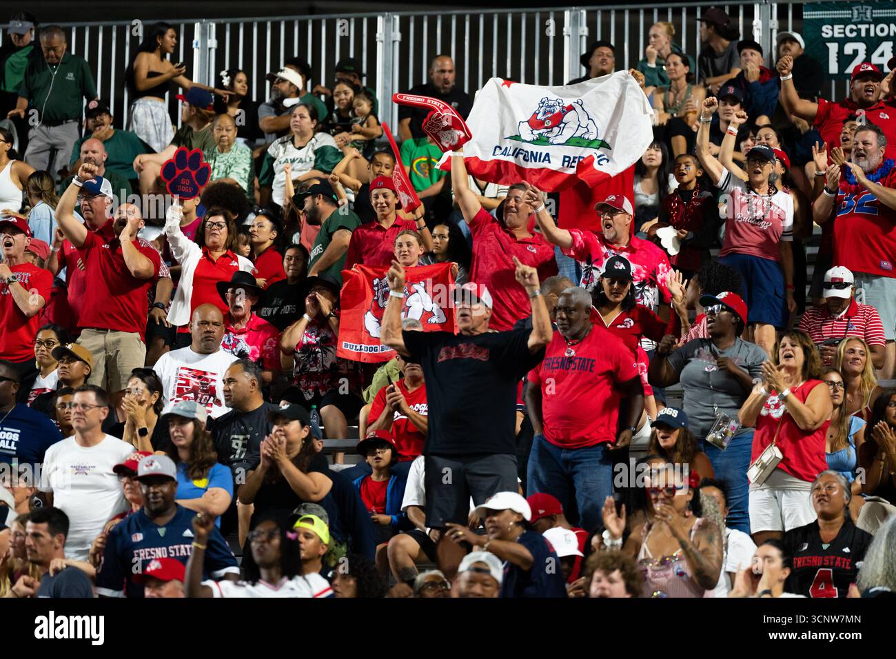 I tifosi dei Fresno State Bulldogs fanno il tifo per la vittoria del 23-21 sugli Hawaii Warriors, pura energia da football universitario, un momento indimenticabile Foto Stock