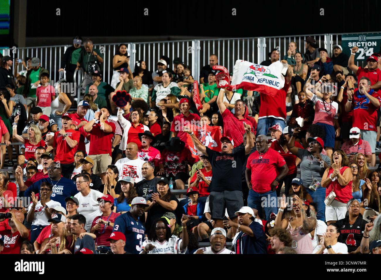 I tifosi dei Fresno State Bulldogs fanno il tifo per la vittoria del 23-21 sugli Hawaii Warriors, pura energia da football universitario, un momento indimenticabile Foto Stock