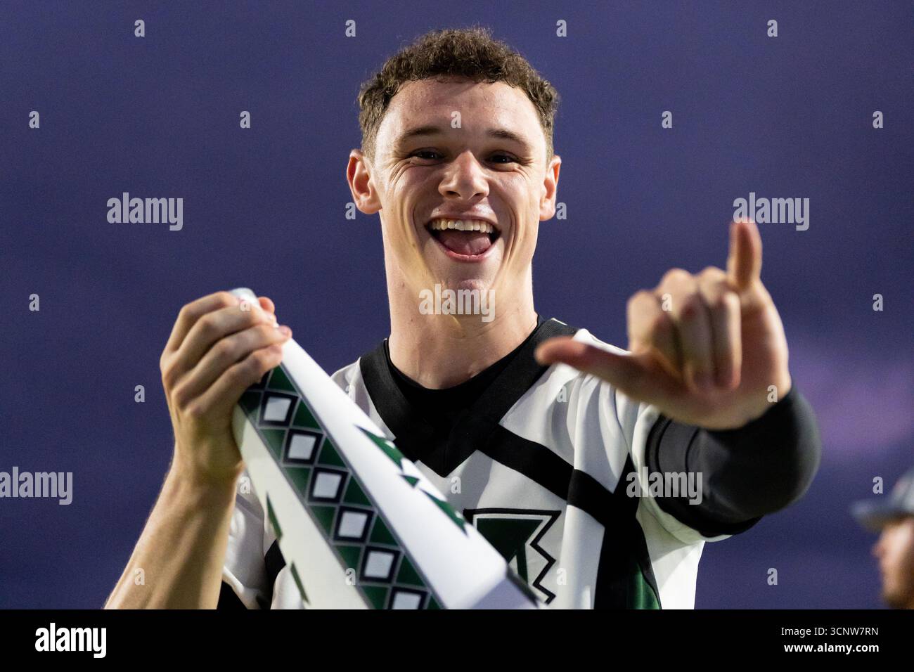 Con una passione e una forza inarrestabili, le basi cheerleader dell'Università delle Hawaii guidano la carica, alimentando l'energia della folla in una calda battaglia di calcio Foto Stock