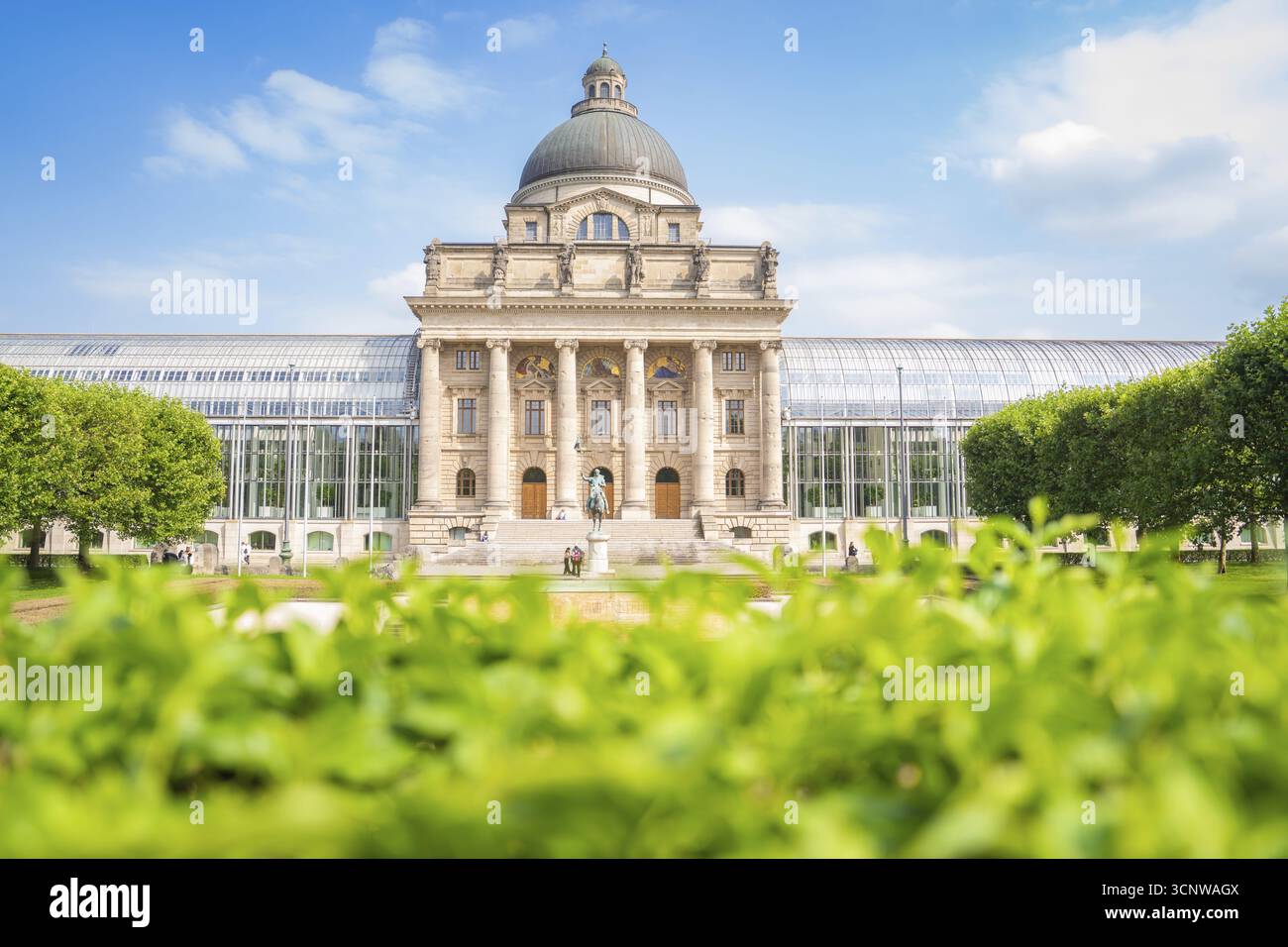 Grande edificio con cupola, circondato da spazi verdi, cielo senza nuvole e architettura impressionante, Monaco, Germania Foto Stock