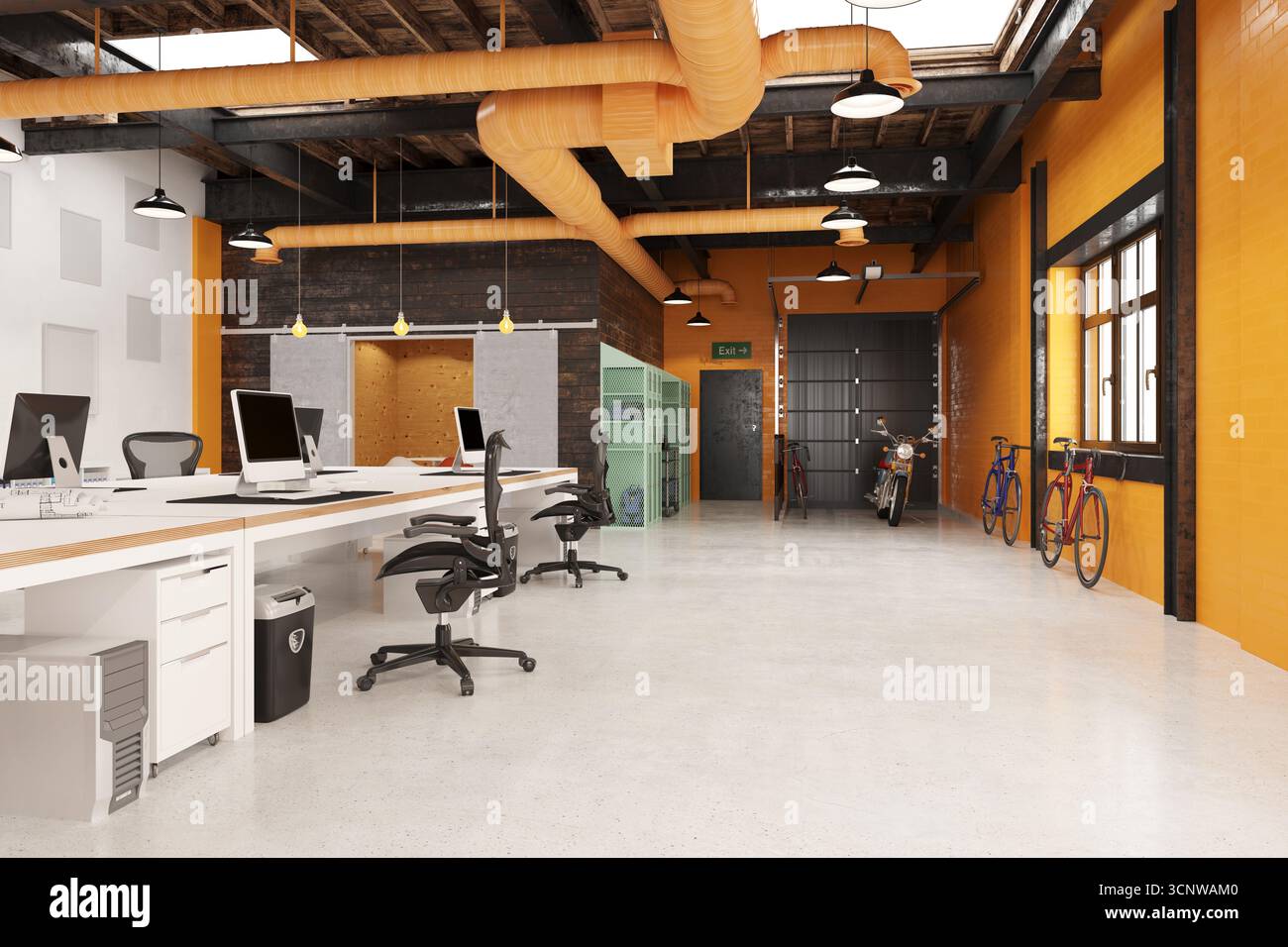 Ufficio: Pavimento in cemento, soffitto con travi, condotti in acciaio arancione. Scrivania, sedie, computer. Pannelli in legno, mattoni arancioni. Armadietti per motociclette. Ciondoli Foto Stock