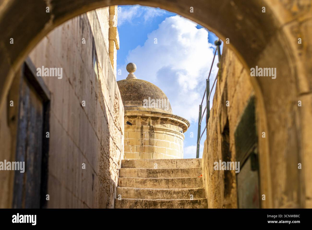Scale in pietra che conducono al tetto, la Valletta, capitale di Malta Foto Stock