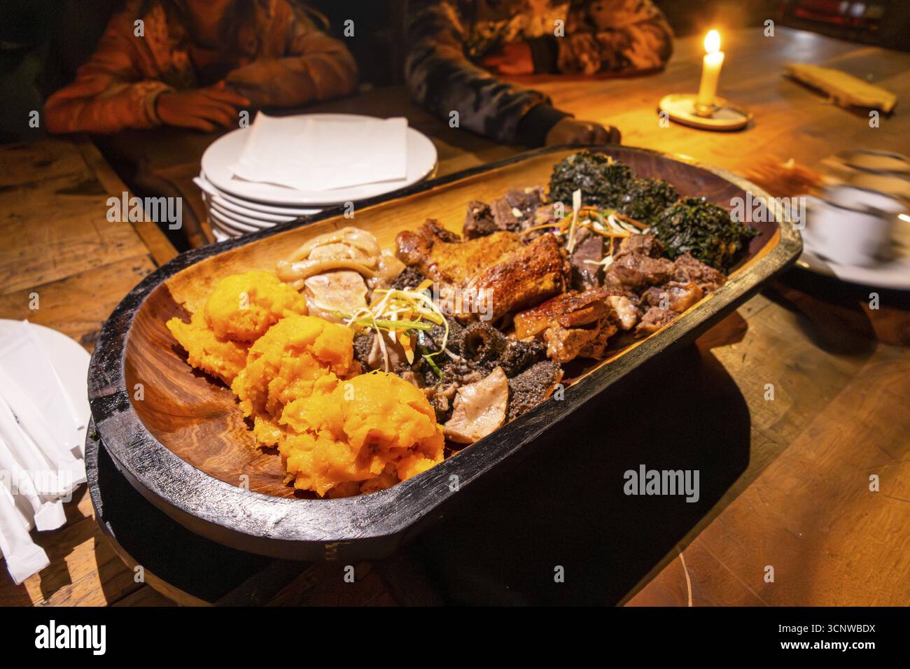 Il Sudafrica è una festa per i sensi. Dal cibo di strada alla cucina raffinata, ogni gusto racconta una storia di cultura, comunità e creatività Foto Stock