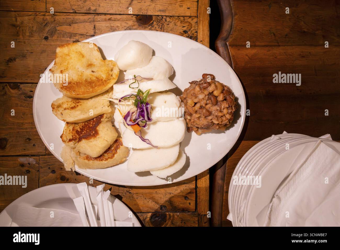 Il Sudafrica è una festa per i sensi. Dal cibo di strada alla cucina raffinata, ogni gusto racconta una storia di cultura, comunità e creatività Foto Stock