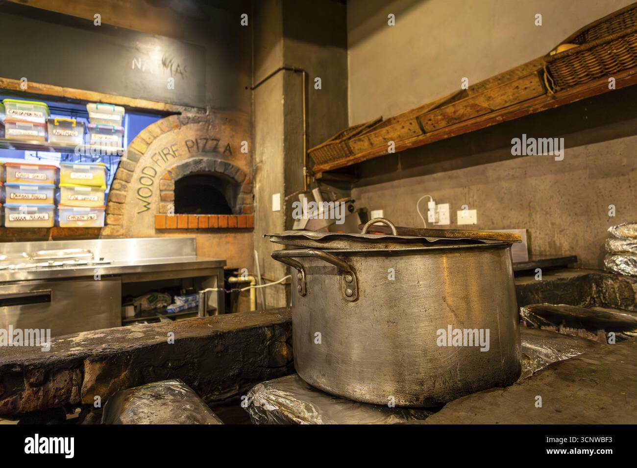Grande vaso d'argento nel ristorante sudafricano. E' una festa per i sensi. Dal cibo di strada alla cucina raffinata, ogni gusto racconta una storia di cultura, commu Foto Stock