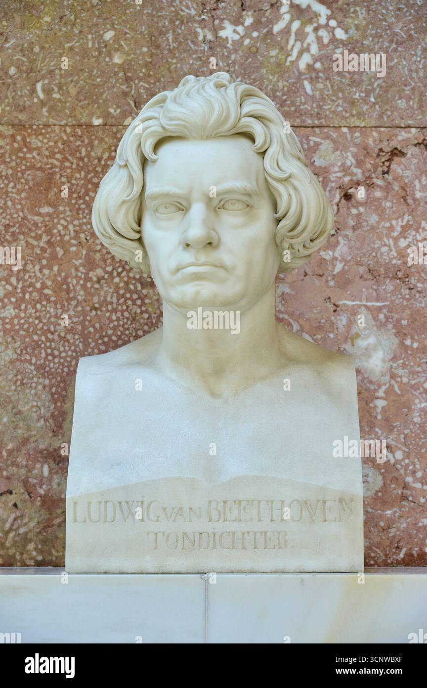 Busto in marmo bianco di Ludwig van Beethoven di fronte a un muro rossastro, Walhalla, Donaustauf, Ratisbona, Baviera, Germania Foto Stock
