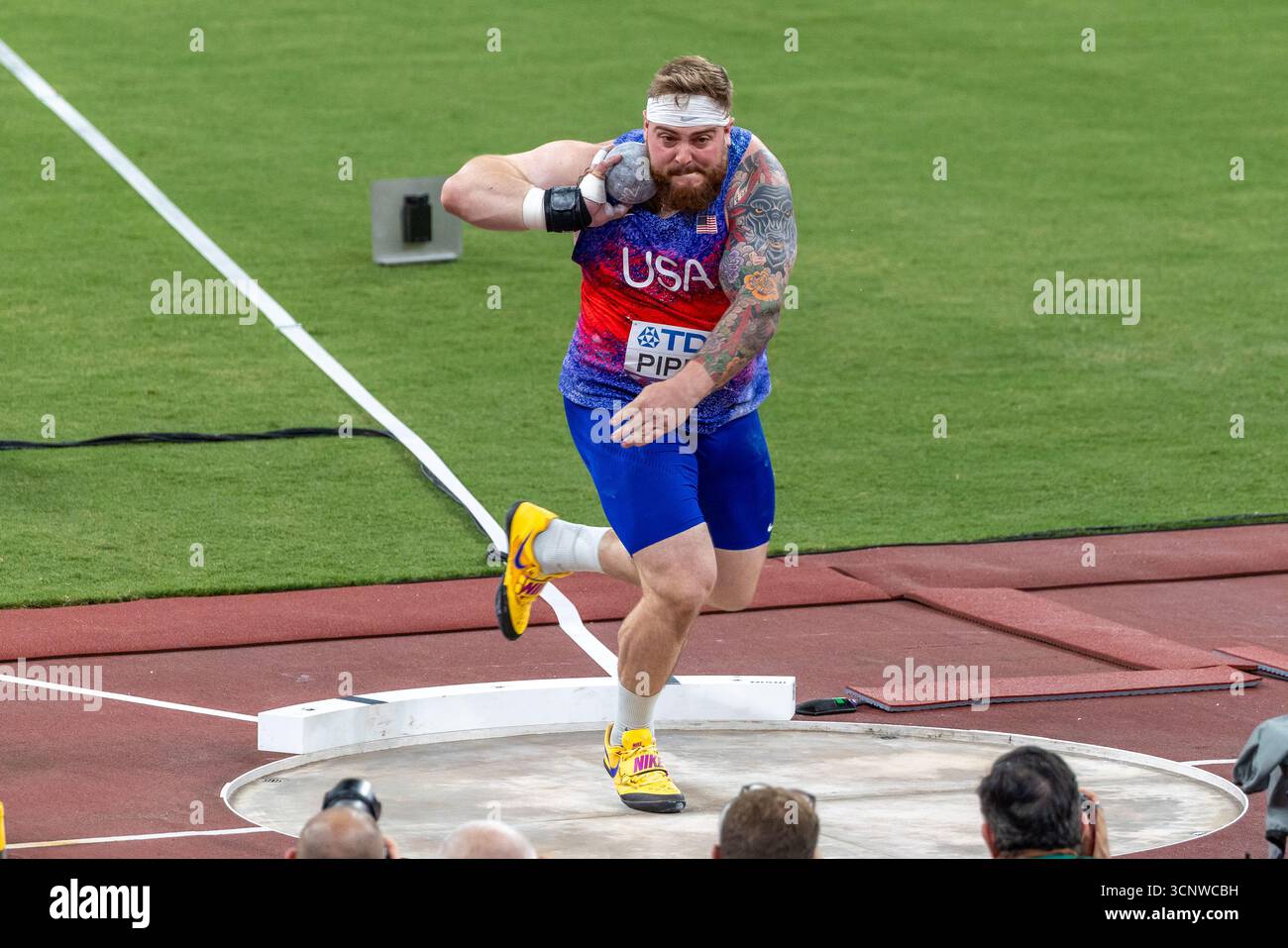 Adrian Piperi (USA) lancia il tiro (21.50m / 70’ 6 1/2”) nelle finali durante la sessione serale dei Campionati mondiali di atletica leggera Tokyo25 Day 1 presso il Japan National Stadium di Shinjuku City, nella prefettura di Tokyo, Giappone, sabato 13 settembre 2025. (Kirk Meche) Foto Stock