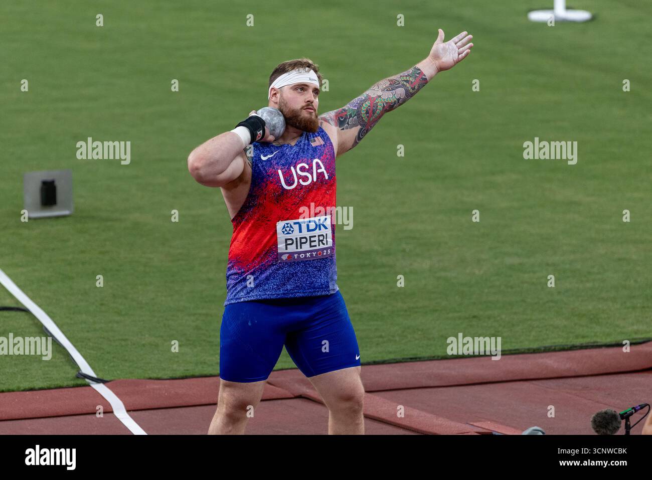 Adrian Piperi (USA) lancia il tiro (21.50m / 70’ 6 1/2”) nelle finali durante la sessione serale dei Campionati mondiali di atletica leggera Tokyo25 Day 1 presso il Japan National Stadium di Shinjuku City, nella prefettura di Tokyo, Giappone, sabato 13 settembre 2025. (Kirk Meche) Foto Stock