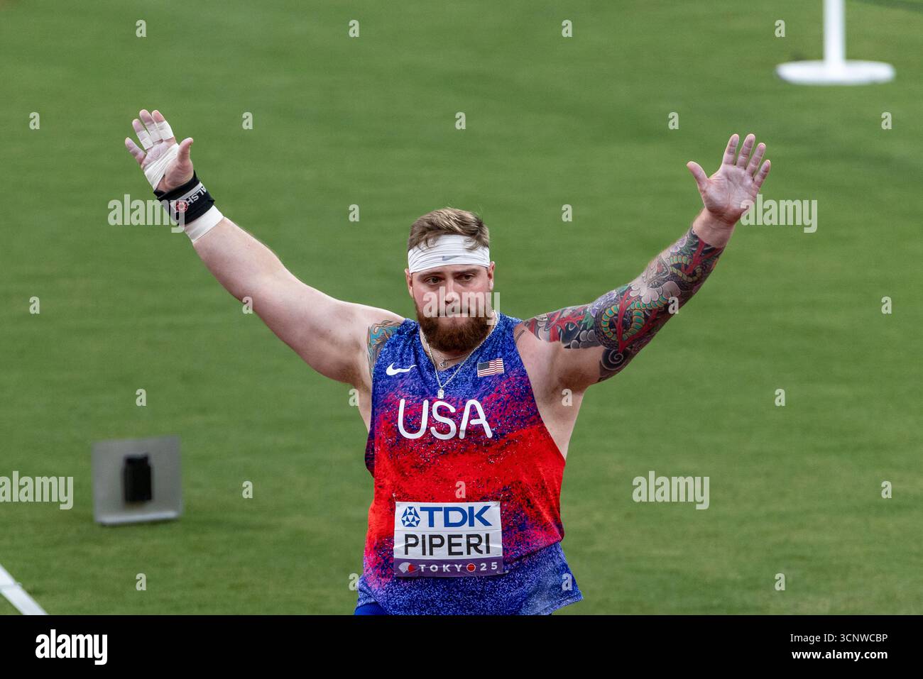 Adrian Piperi (USA) lancia il tiro (21.50m / 70’ 6 1/2”) nelle finali durante la sessione serale dei Campionati mondiali di atletica leggera Tokyo25 Day 1 presso il Japan National Stadium di Shinjuku City, nella prefettura di Tokyo, Giappone, sabato 13 settembre 2025. (Kirk Meche) Foto Stock