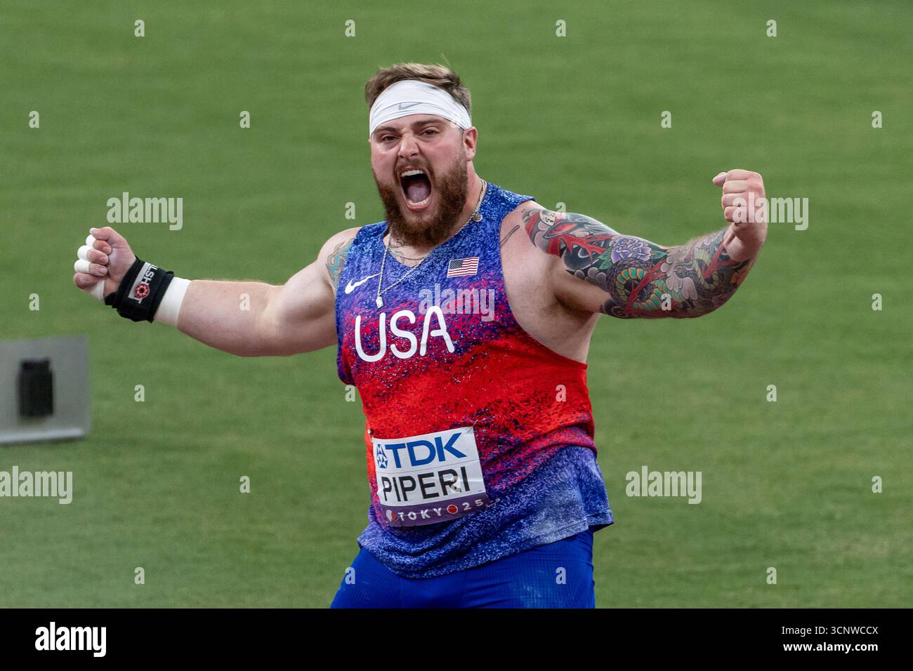 Adrian Piperi (USA) lancia il tiro (21.50m / 70’ 6 1/2”) nelle finali durante la sessione serale dei Campionati mondiali di atletica leggera Tokyo25 Day 1 presso il Japan National Stadium di Shinjuku City, nella prefettura di Tokyo, Giappone, sabato 13 settembre 2025. (Kirk Meche) Foto Stock