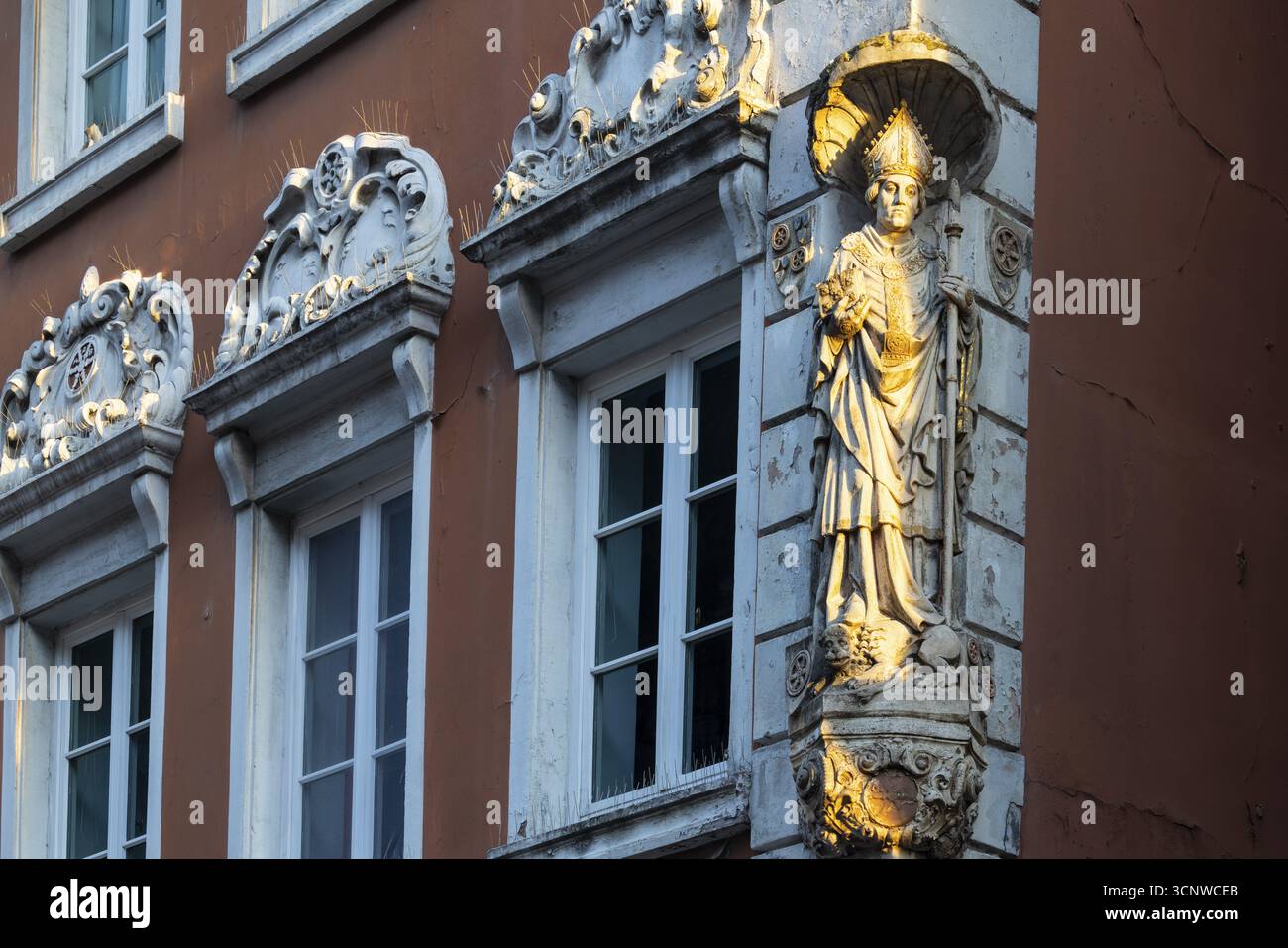 Bischoff sulla facciata di una casa storica, finestra, Hauptstrasse, Heidelberg, Kurpfalz, Baden-Wuerttemberg, Germania Foto Stock