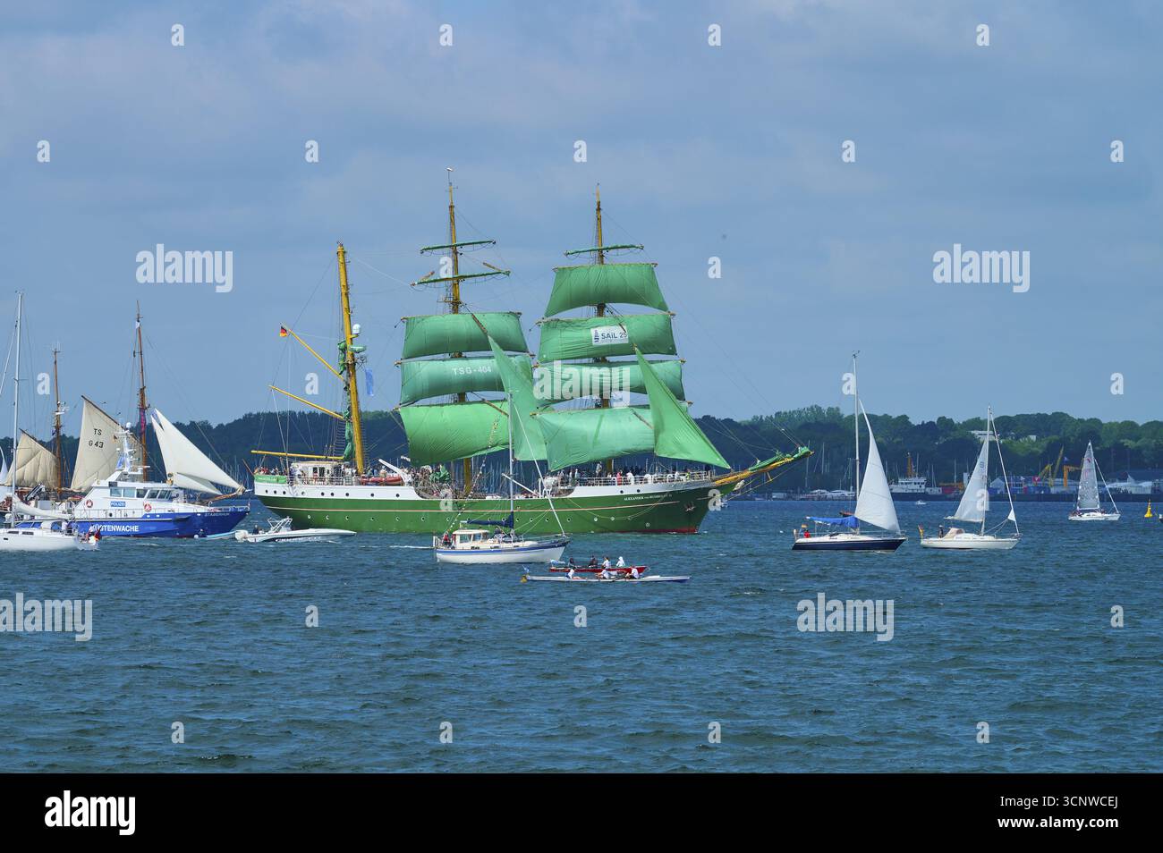 Una grande nave a vela con vele verdi Alexander von Humbold 2 e un gruppo di barche più piccole sul mare, Windjammer Parade Kiel 2025, Heikendorf, Ploen Foto Stock