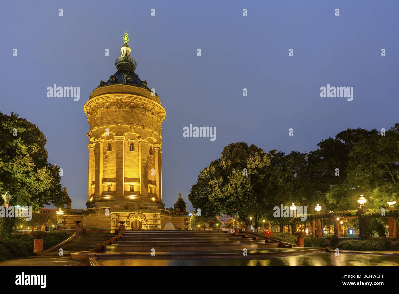 Water Tower, Blue Hour, Mannheim, Kurpfalz, Baden-Wuerttemberg, Germania Foto Stock