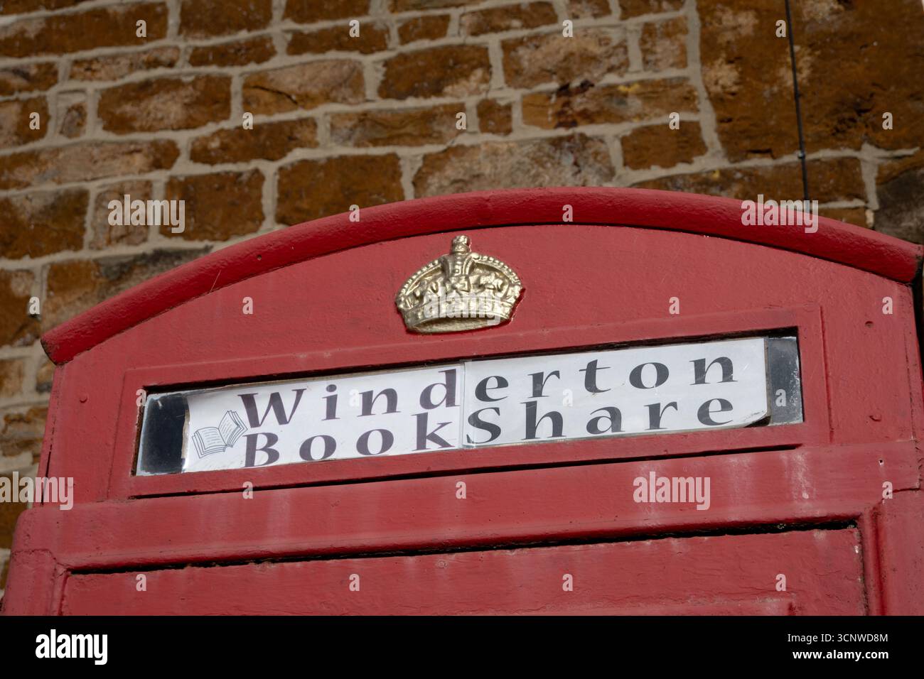 Scatola telefonica Bookshare nel villaggio di Winderton, Warwickshire, Inghilterra, Regno Unito Foto Stock