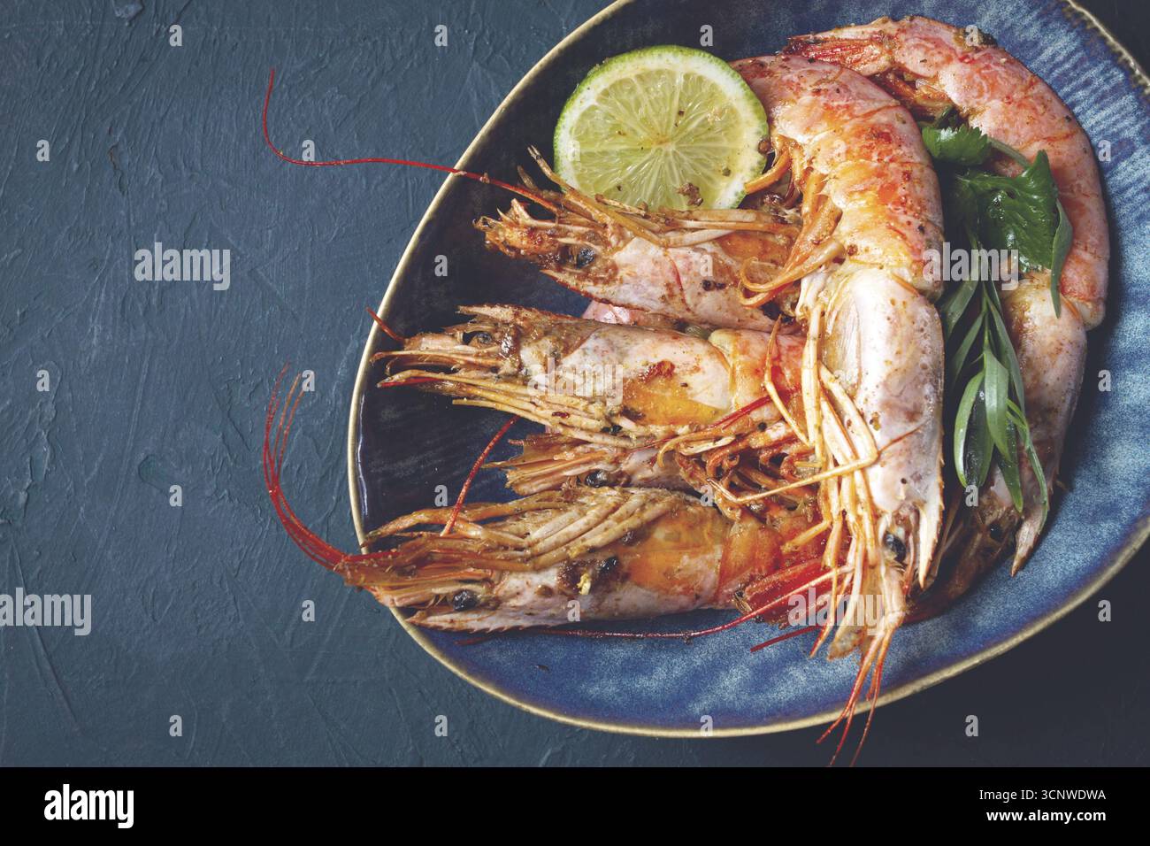 Langoustines, australiano, fresco ghiacciato sul ghiaccio, vista dall'alto, lime e verdi Foto Stock