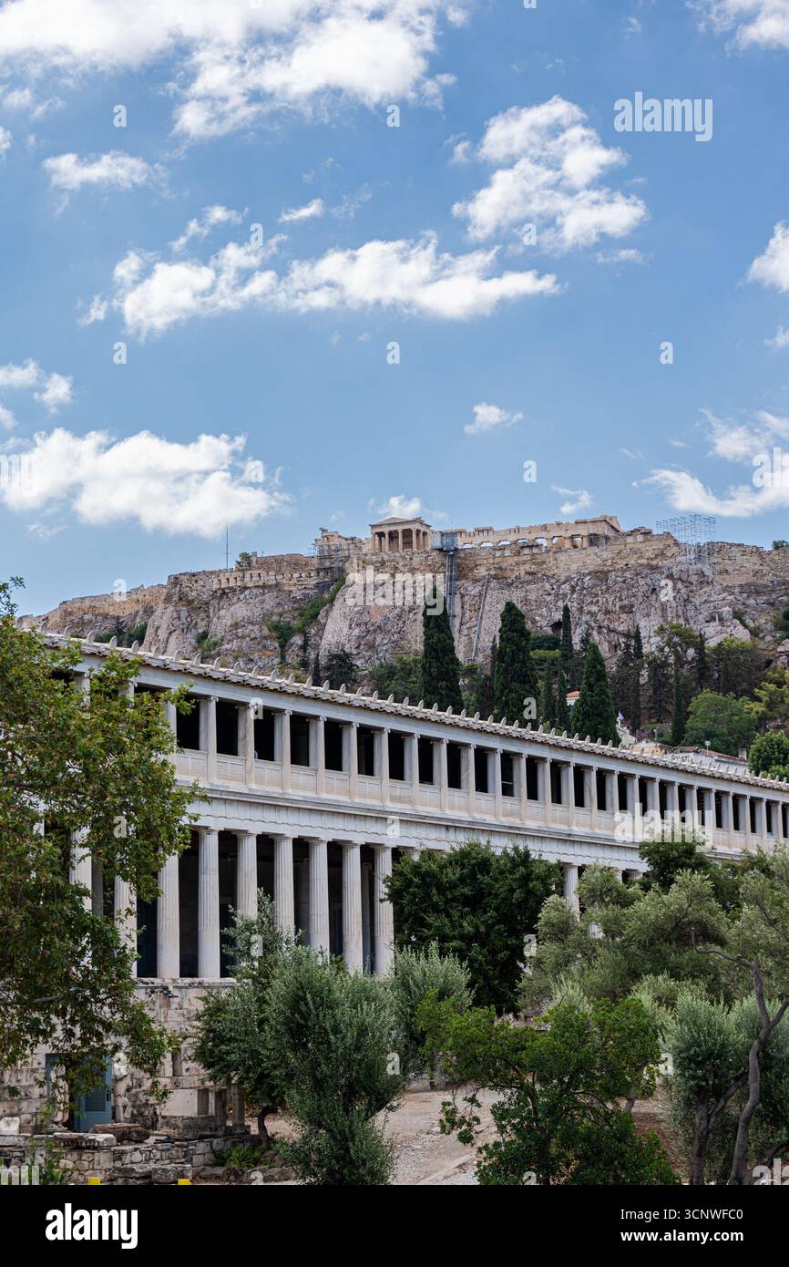 Vista della Stoa di Attalo sullo sfondo dell'Acropoli di Atene, Grecia. L'antica architettura mette in risalto il ricco patrimonio storico Foto Stock