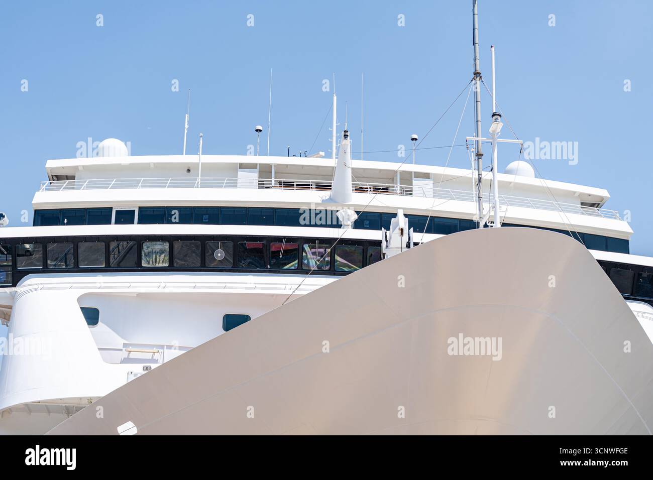 Un lussuoso yacht attraccato al porto del Pireo, Atene, affascina per la sua grandezza. Il cielo azzurro e limpido esalta il design elegante ed elegante dell'imbarcazione, secondo la Foto Stock