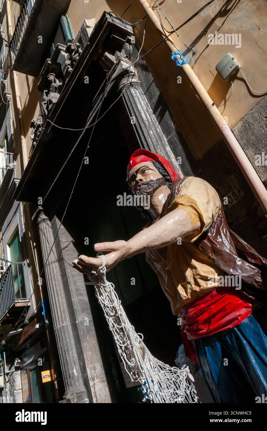 Una mâché statua in cartapesta raffigurante il rivoluzionario Masaniello all'esterno di una pizzeria in via tribunali (centro storico) a Napoli. Foto Stock