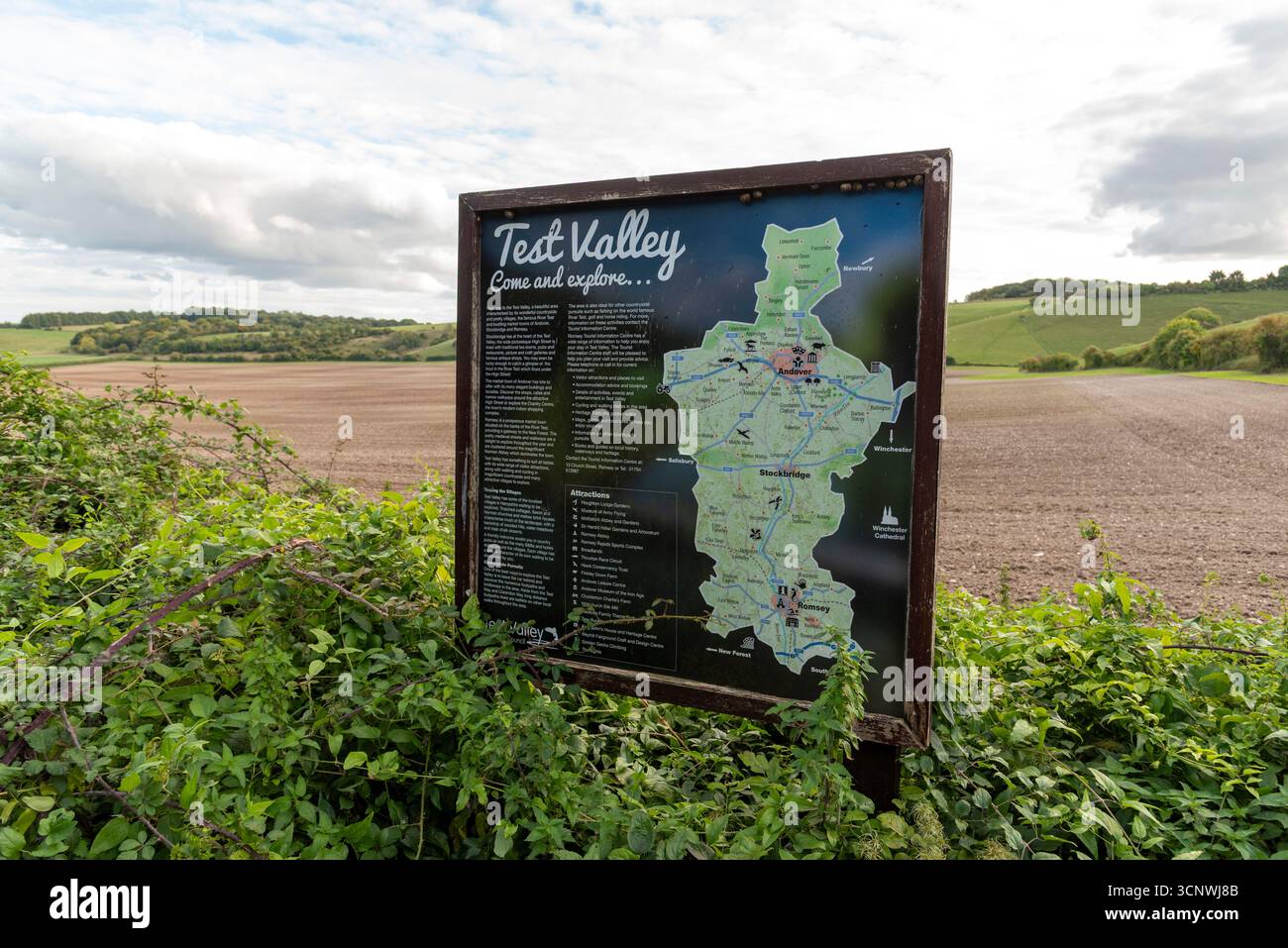 Hampshire Wiltshire confine Inghilterra Regno Unito. 21. 09. 2025, test Valley Council Information Board, che include una mappa del distretto per i turisti dell'Inghilterra meridionale, Regno Unito. Foto Stock