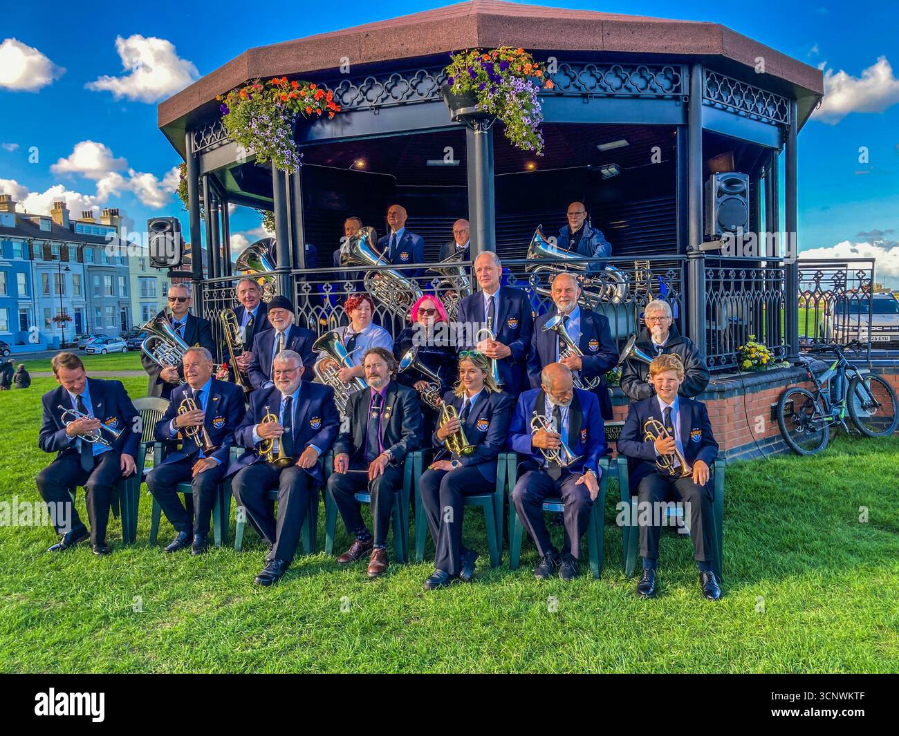 La City of Canterbury Band posa di fronte all'Deal Bandstand, il giorno prima dell'anniversario della bomba dell'IRA alla Royal Marines School of Music nel 1989. Foto Stock