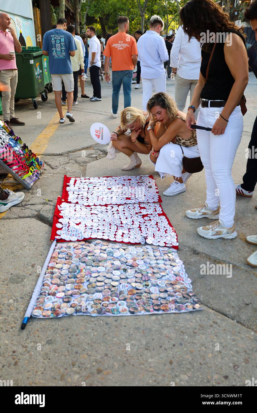 Albacete, Castilla la Mancha, Spagna- 13 settembre 2025: Persone che acquistano spille tonde nella zona fieristica di Albacete. Chiamato anche ' The Pan' Foto Stock