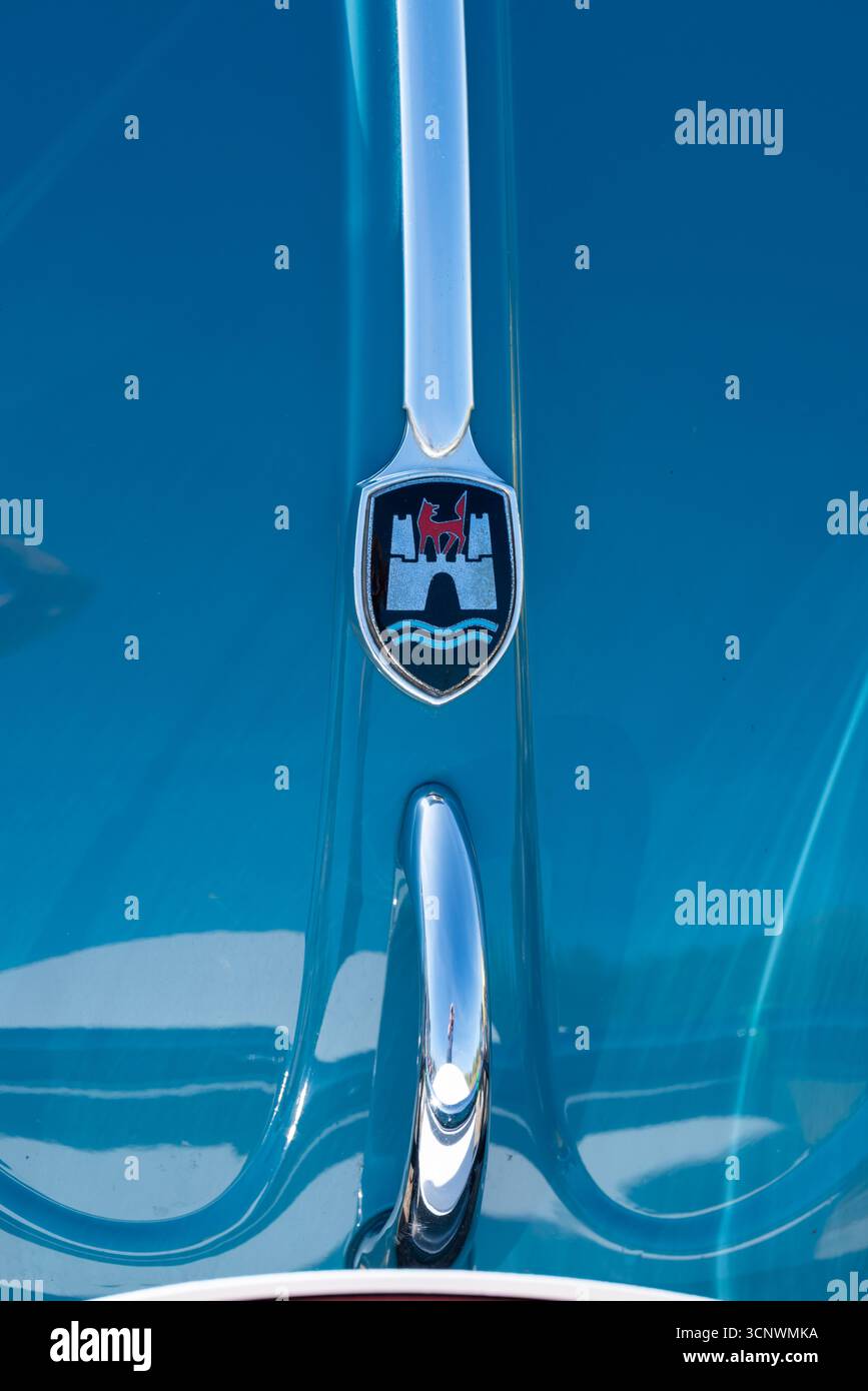 Dettaglio dell'auto Volkswagen d'epoca con stemma Wolfsburg sulla carrozzeria blu, fotografata in Belgio Foto Stock