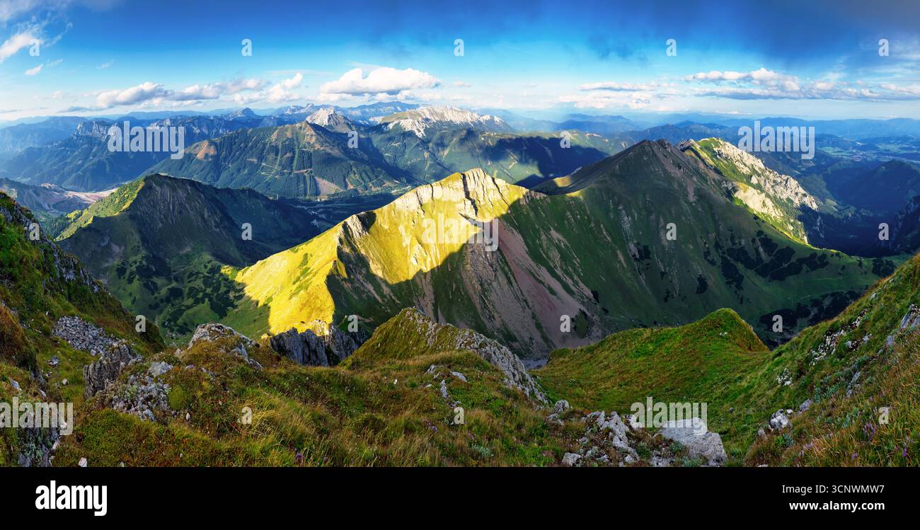 Vista panoramica mozzafiato di una catena montuosa, Alpi Ennstal, Stiria, Austria. I loro picchi sono avvolti dalla nebbia. Terreno accidentato nelle Alpi austriache. Wanderl Foto Stock