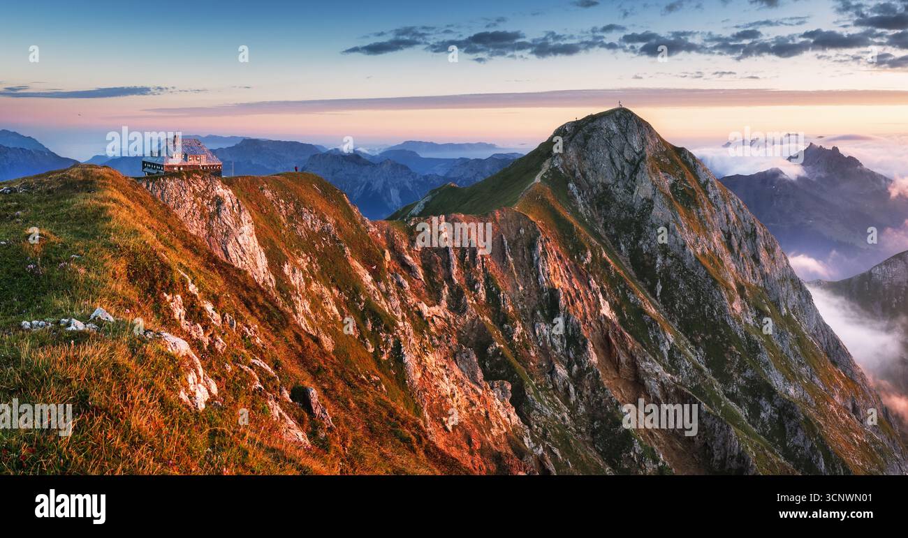 Panorama alpino con spettacolare alba a Eisenerzer Reichenstein e capanna in Stiria, Alpi austriache Foto Stock
