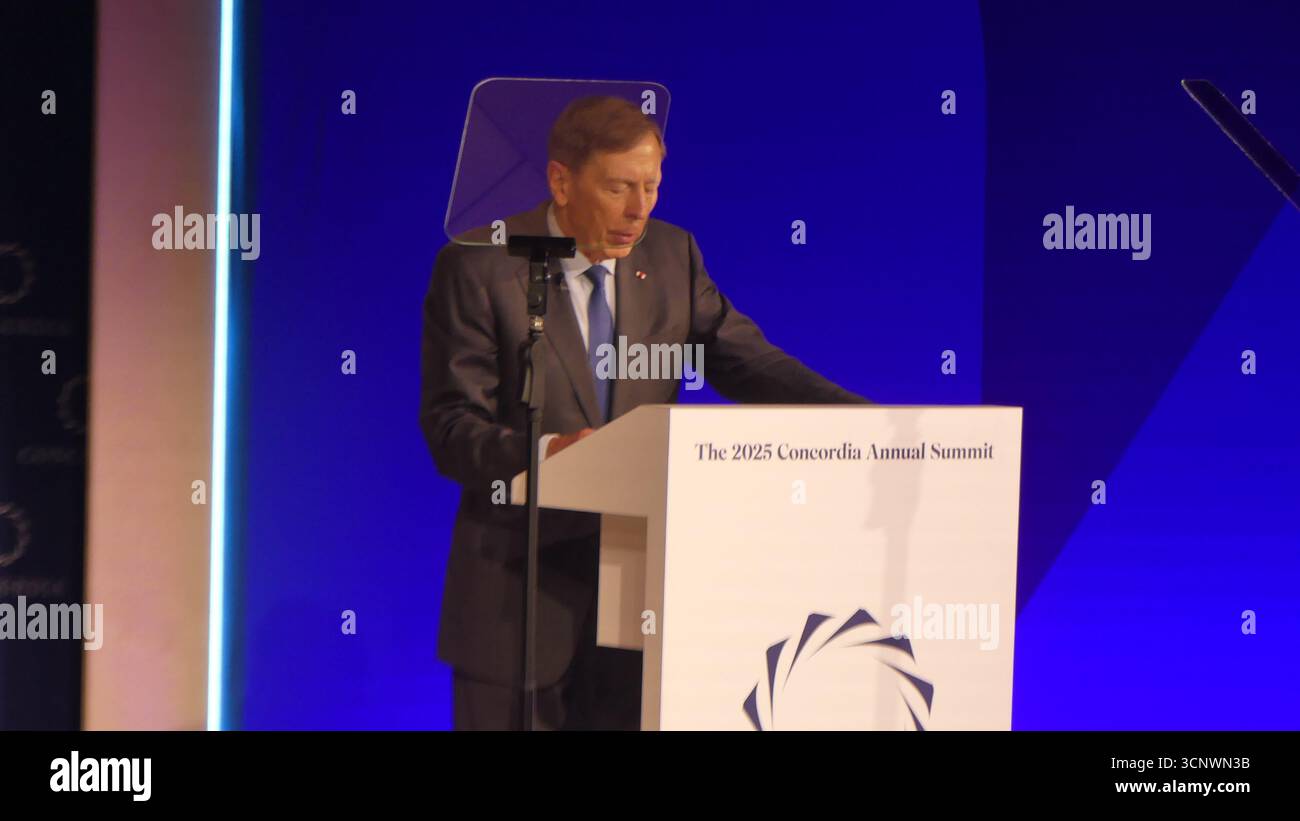 2025 Concordia Summit, New York Sheraton Times Square, 811 7th Ave W 53rd St, New York, NY 10019, USA. 22 settembre 2025. L'amministratore delegato del KKK Gen David Petraeus (USA-ret) e il presidente siriano Ahmed al-Sharaa annunciano una discussione centrale al Concordia Summit 2025 a New York. Crediti: ©Julia Mineeva/EGBN News/Alamy Live News Foto Stock
